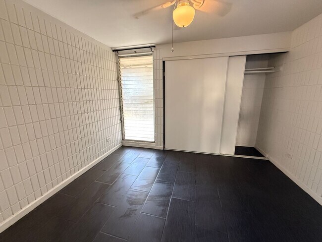 Building Photo - Sunset Lakeview 2 bedroom 1 bath with 1 assigned parking stall