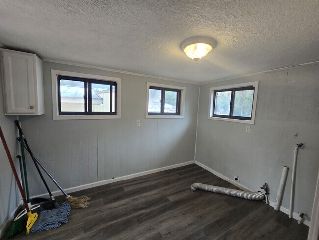 Building Photo - 1307 Point Peter Rd