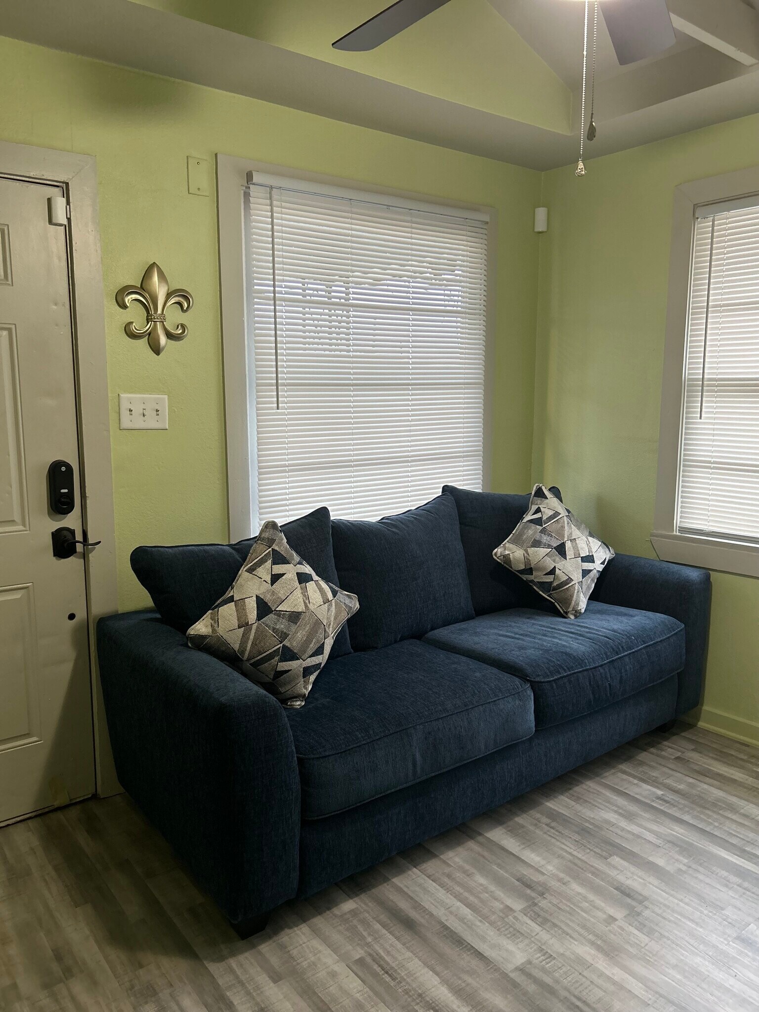 Living room - 9115 Palmetto St