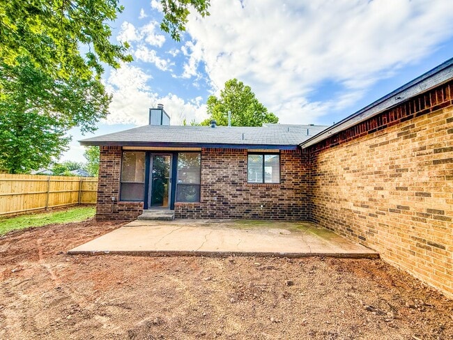Building Photo - Beautifully Updated 4 Bedroom 2 Bathroom i...