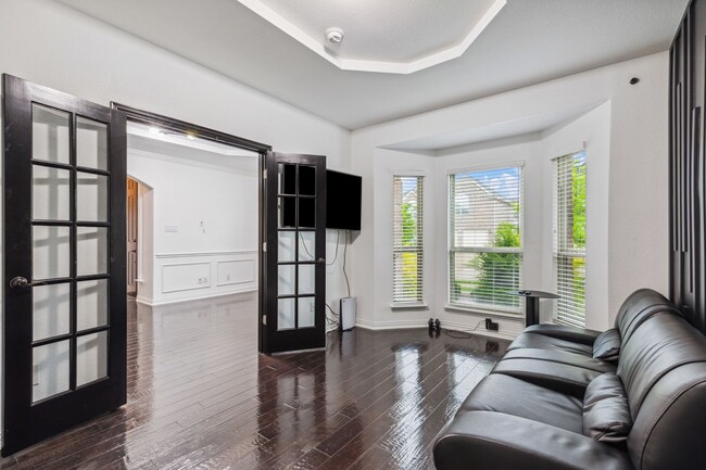 Building Photo - Luxurious in Little Elm