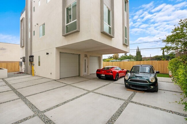 Building Photo - 10742 Hortense St