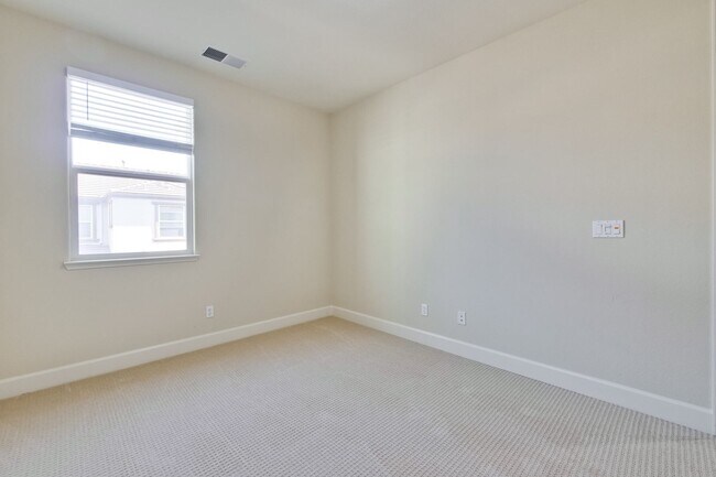 Building Photo - Excellent 4 Bed 2.5 Bath Town Home!
