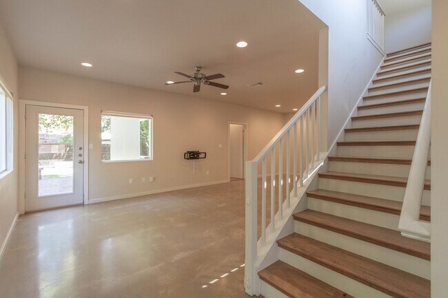 Building Photo - 1702 Forest Hill Dr