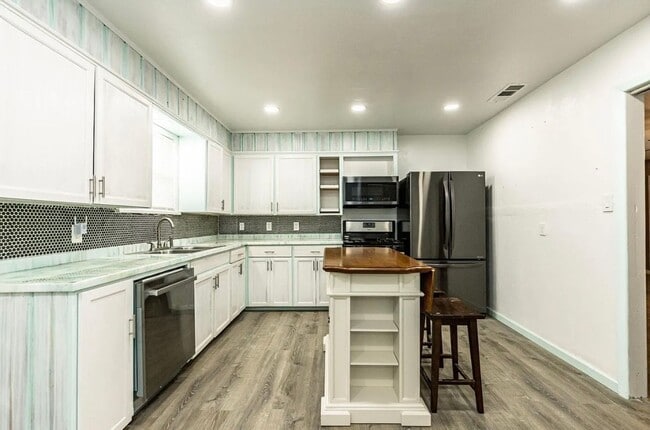 Building Photo - Spacious 4 bedroom 2 bathroom close to Texas Tech!