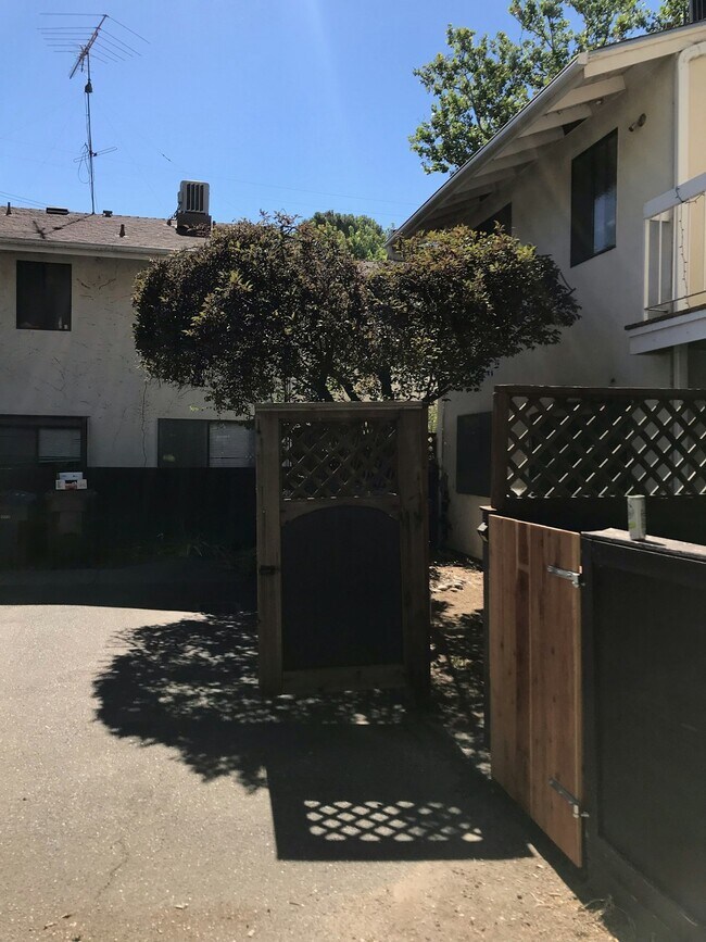 Building Photo - 206 2nd St