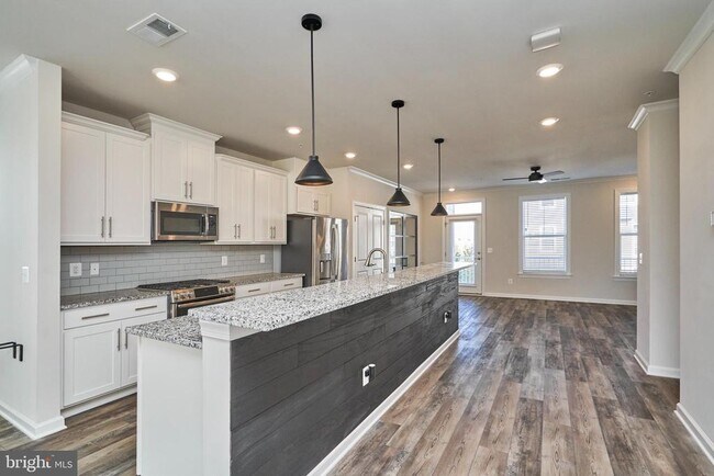 Building Photo - 45116 Kincora Dr