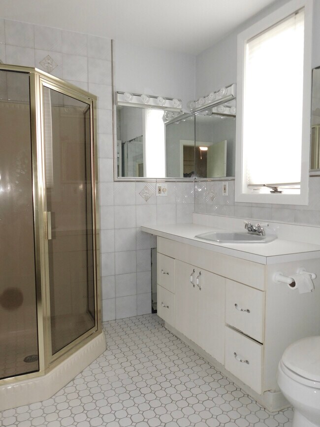 Second Floor Full Bathroom - 424 Charles St