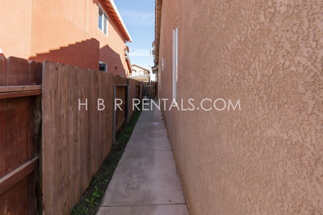 Building Photo - Charming 3-Bedroom Home with a Beautiful Pool in Lathrop! *POOL SERVICE INCLUDED*