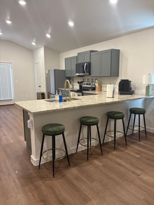 Building Photo - 2144 Langford Ave