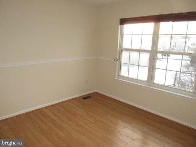 Building Photo - 136 Clear Creek Dr