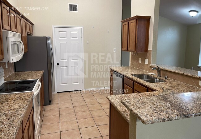 Building Photo - 4 Bedroom, 2 Bathroom Home for Rent in Tem...