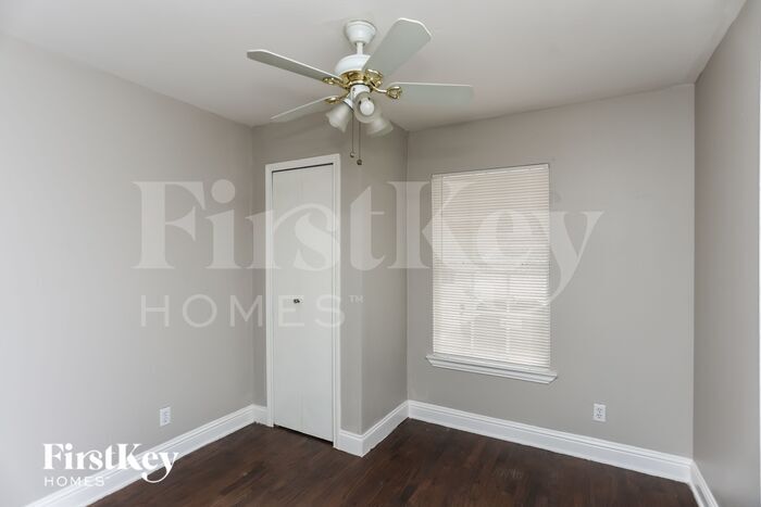Building Photo - 418 E Ash St