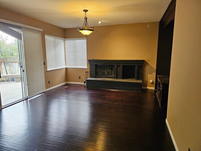 Building Photo - 2431 Pinehurst Ct