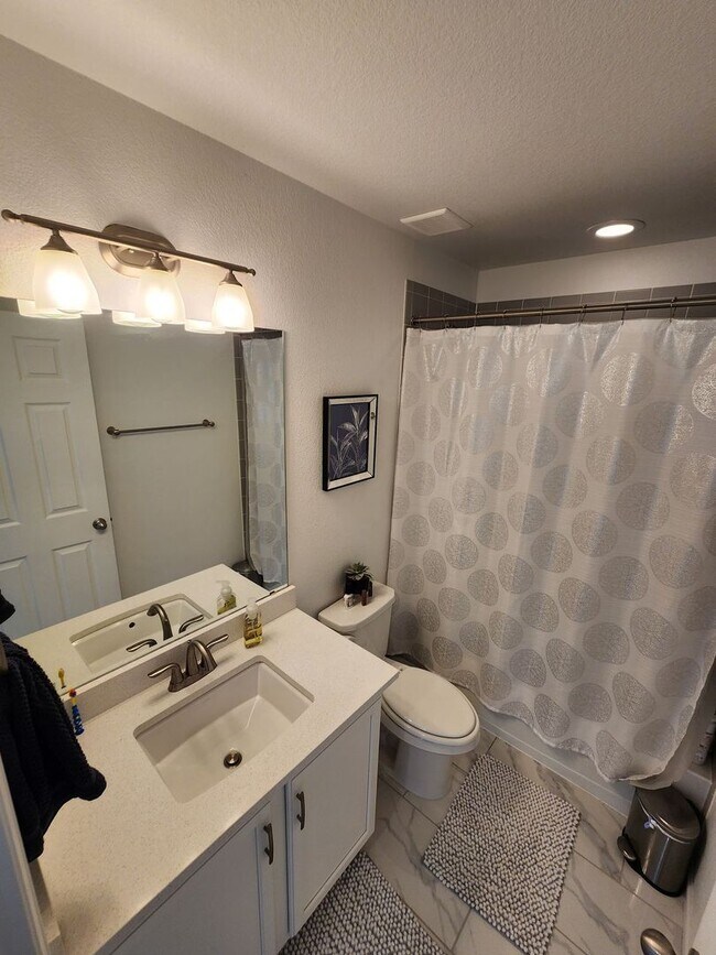 Building Photo - Beautiful 3-Bed, 3-Bath Home on a Spacious...