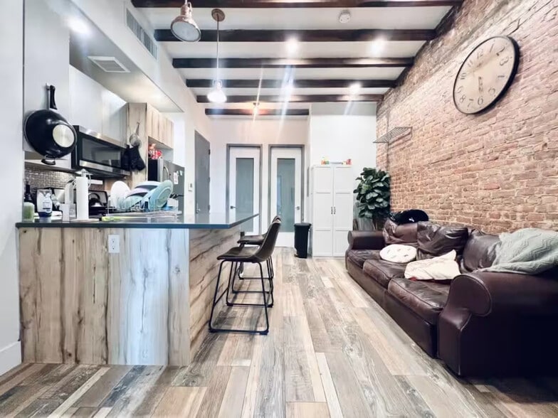 Building Photo - Large HDTV Room, AC, 15 min to Manhattan #125