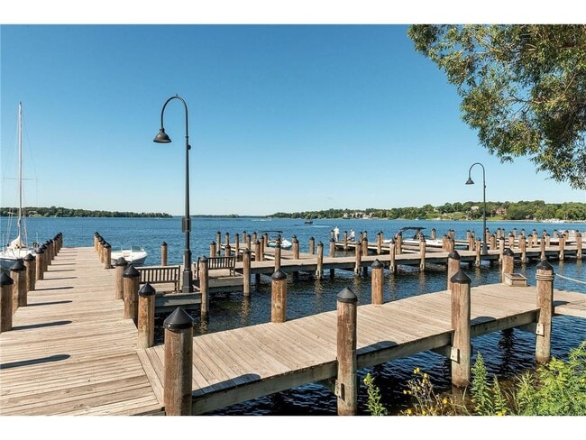 Building Photo - 253 Lake St E