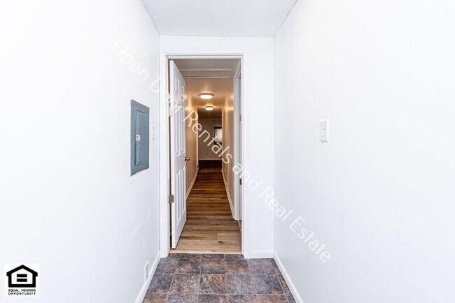 Building Photo - 209 1/2 S. Ijams St.