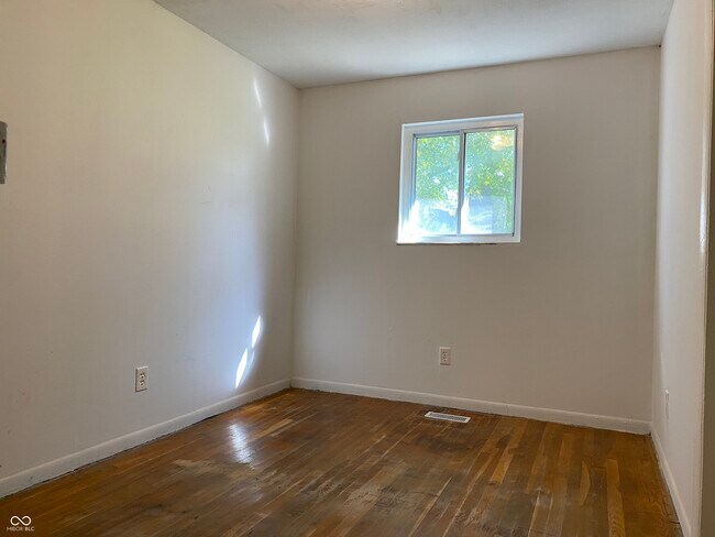 Building Photo - 220 Maple St