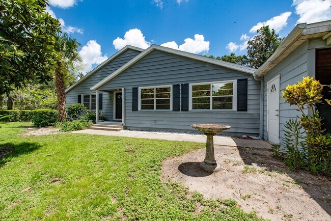Building Photo - Updated 3/2 House with Bonus Room in Lake ...