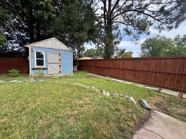Building Photo - 2041 Midway Ave