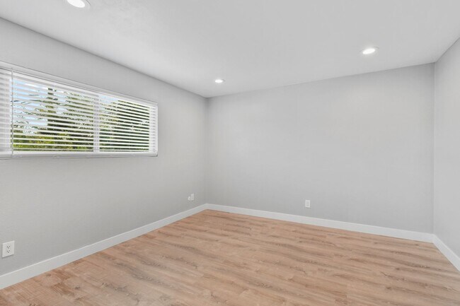 Building Photo - Pet Friendly & Remodeled 1BR Condo Near SD...