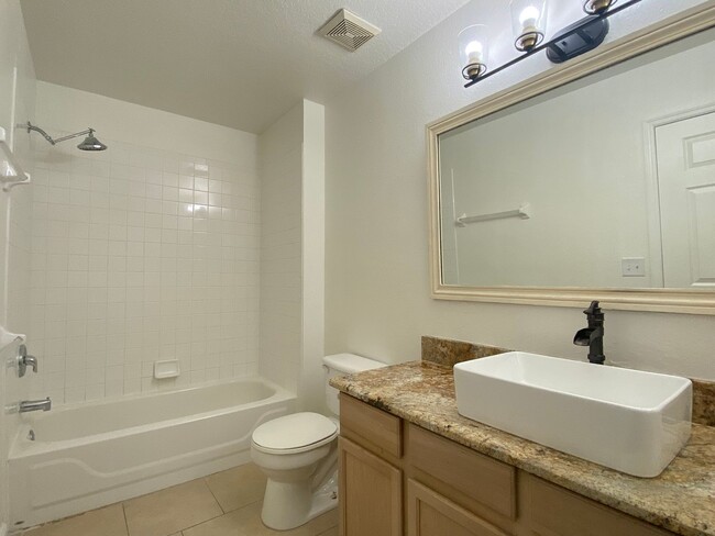 Building Photo - Second Floor 2 Bedroom, 2 Bath in Orlando ...