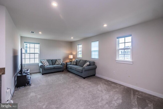 Building Photo - 523 Spring Manor Blvd