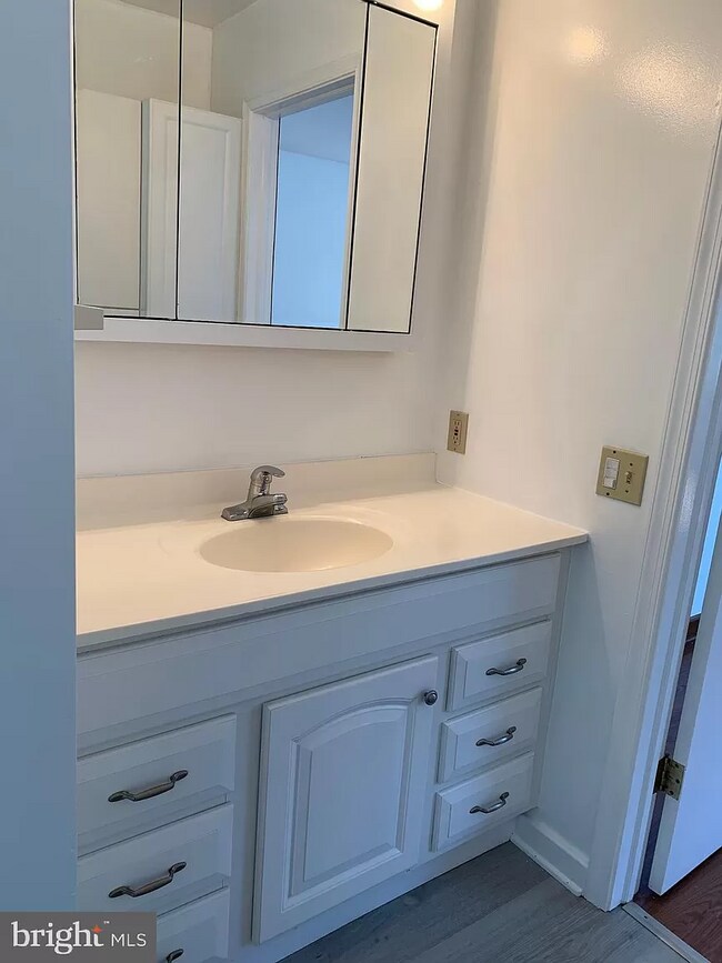 Building Photo - 7007 Edgemont Rd