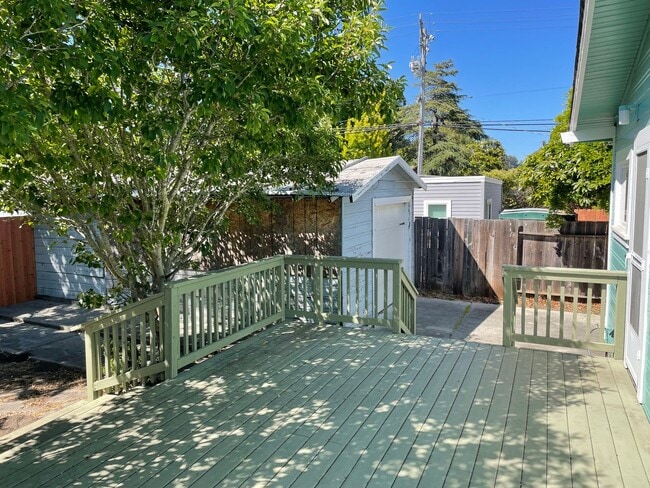 Building Photo - Great West Side Location!!