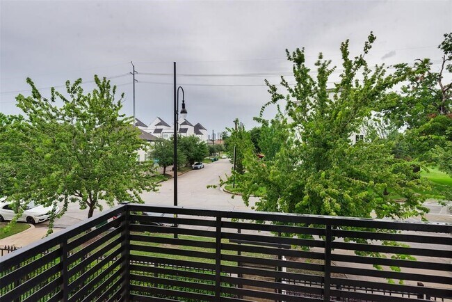 Building Photo - 2002 Blodgett St