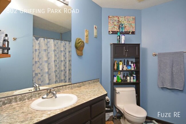 Building Photo - 802 Griffing Park Rd
