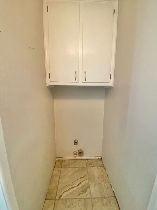 Building Photo - Great 3 bed 2 bath near West Loop 289 and 4th street