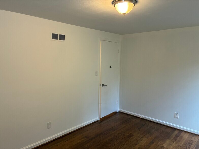 Building Photo - 3209 W 72nd St