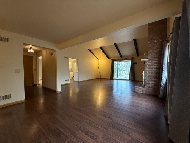 Building Photo - Private and Serene Beauty