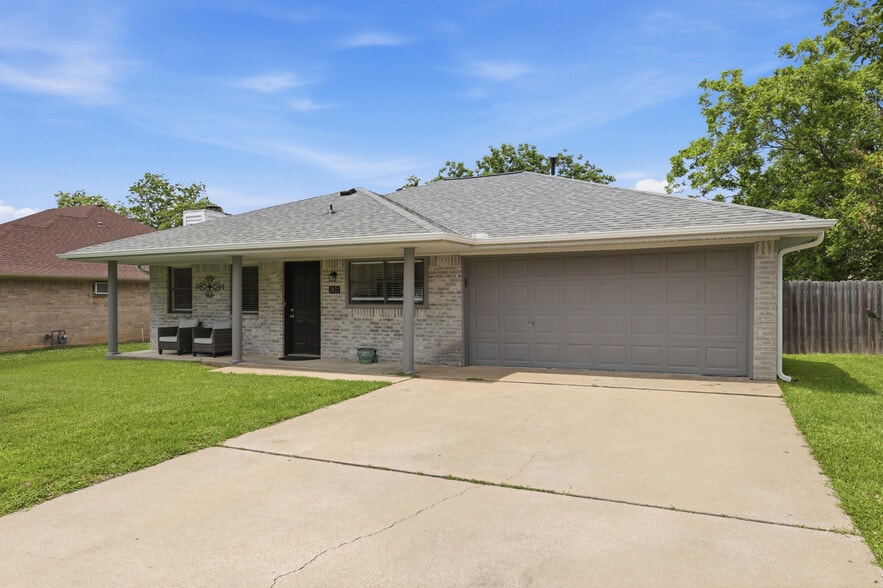 Building Photo - 3821 Brighton Dr