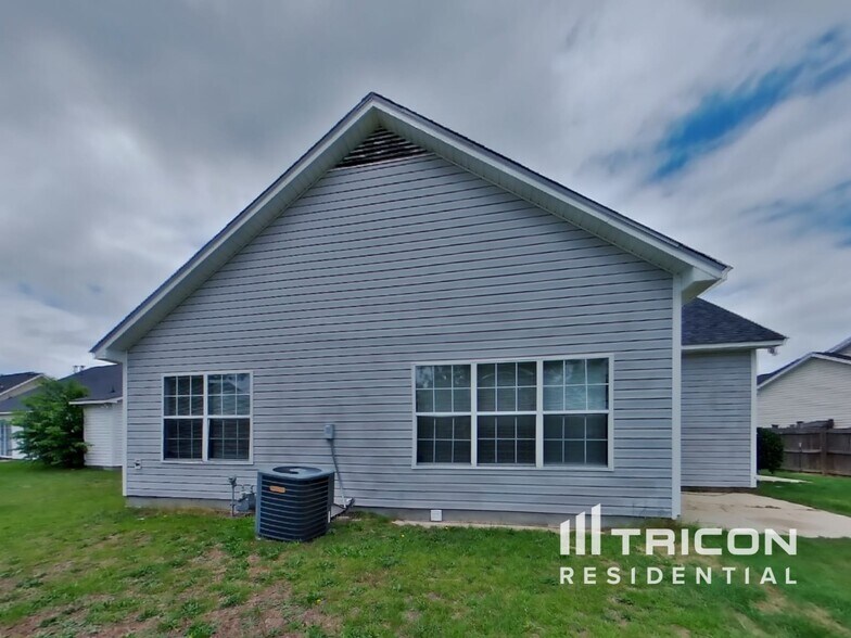 Building Photo - 1323 May Oak Cir