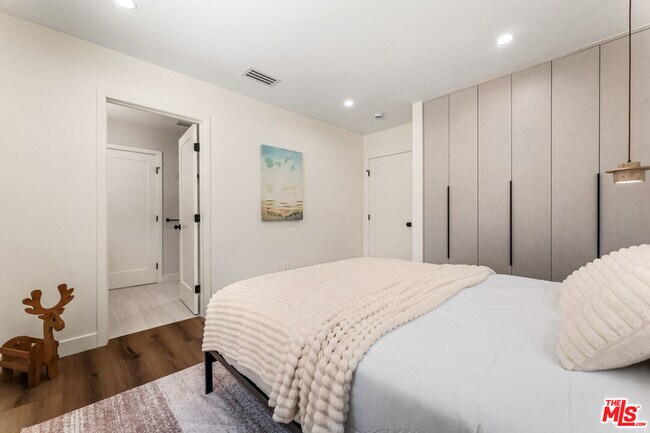 Building Photo - 266 Mabery Rd