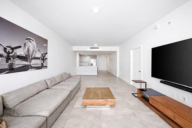 Building Photo - 600 NE 27th St