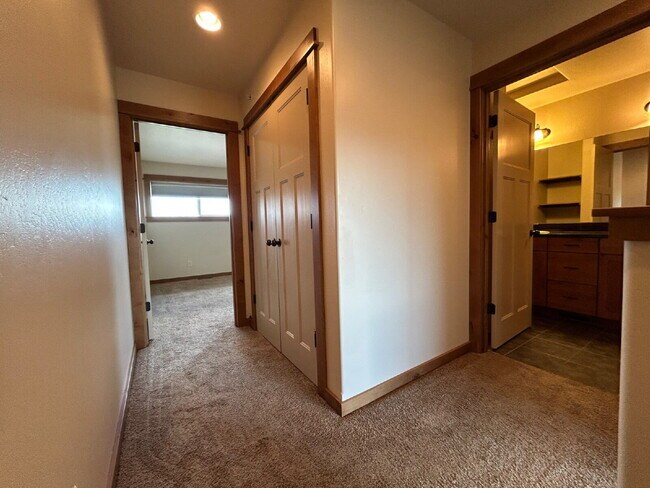 Building Photo - Upgraded 2 Bed, 1.5 Bath Townhouse with St...