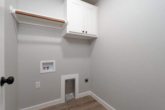 Building Photo - Move-In Ready Gem with No Application Fee!