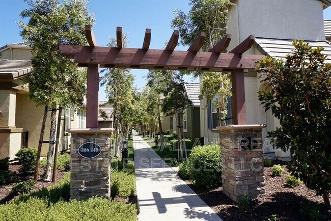 Building Photo - 239 W Santa Cruz Way