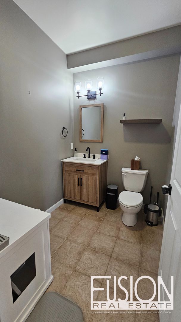 Building Photo - Bright, Modern 3 Bedroom Townhouse in Esse...