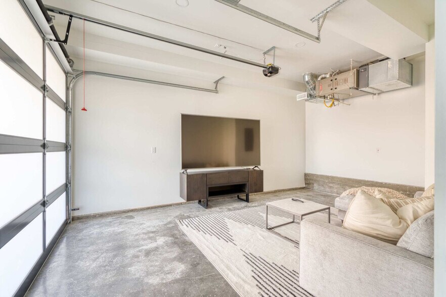 Building Photo - 516 NE 56th Ave