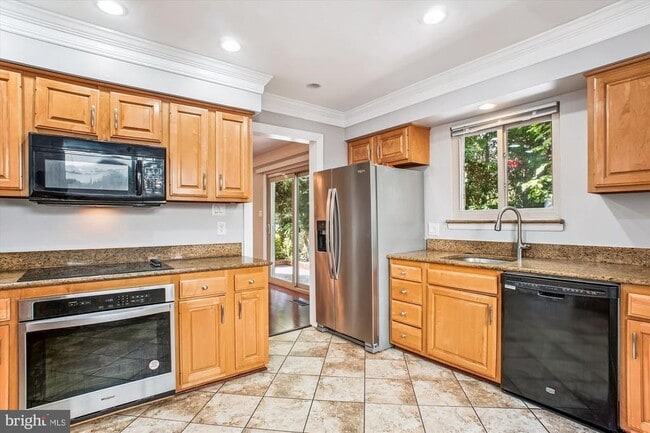 Building Photo - 3809 Hemlock Way