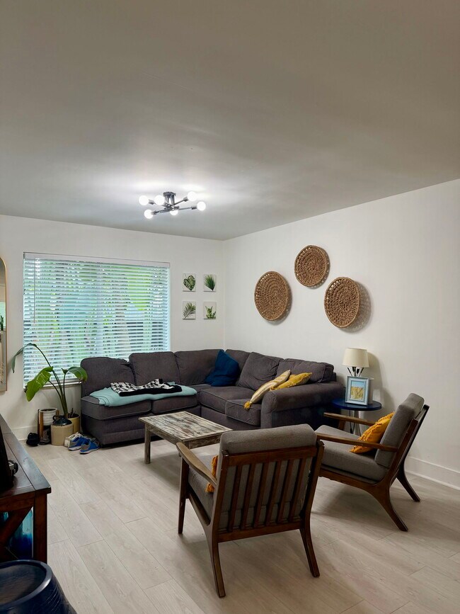 Building Photo - 1198 Marseille Dr