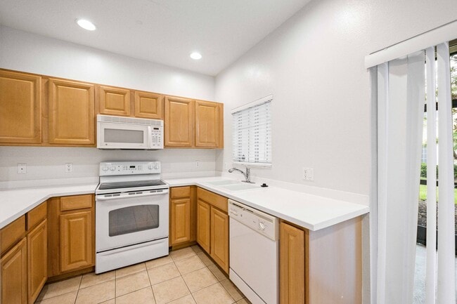 Building Photo - Delightful 2BR, Den /2.5BA Townhouse (Townhomes at Lighthouse Cove)