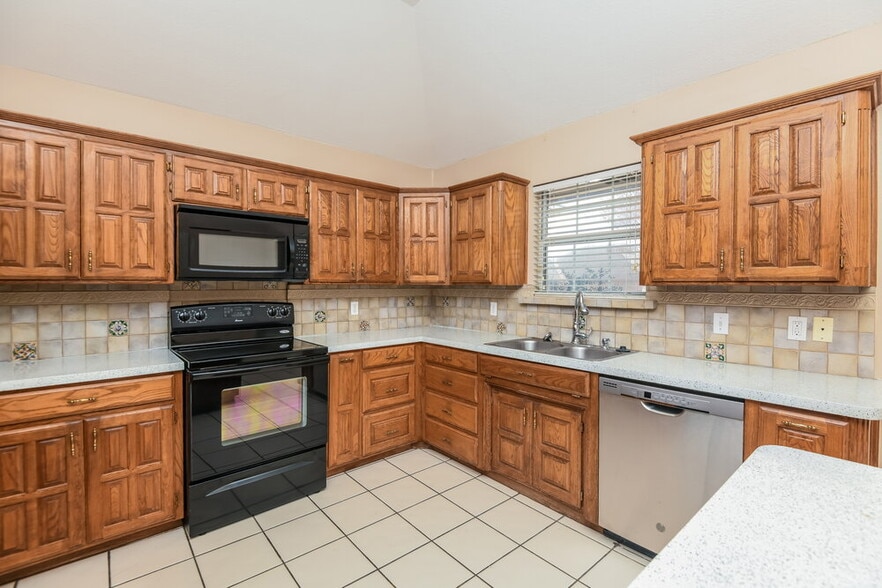 Building Photo - 121 Downwood Dr
