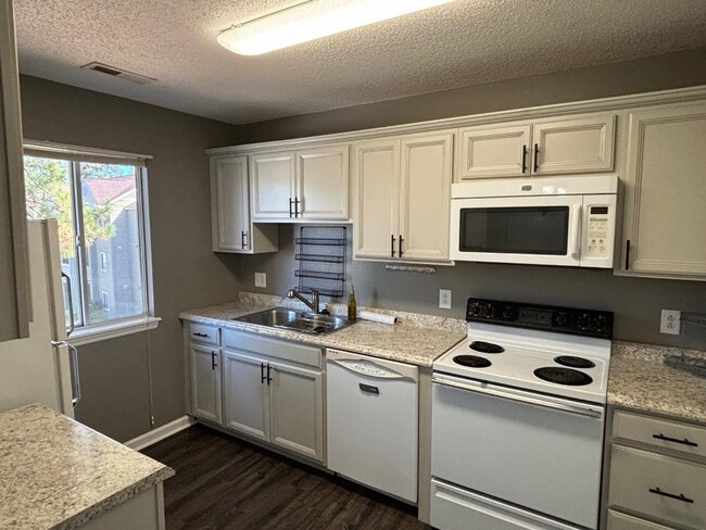 Building Photo - Lovely 2-bedroom 2 bath unit located in My...