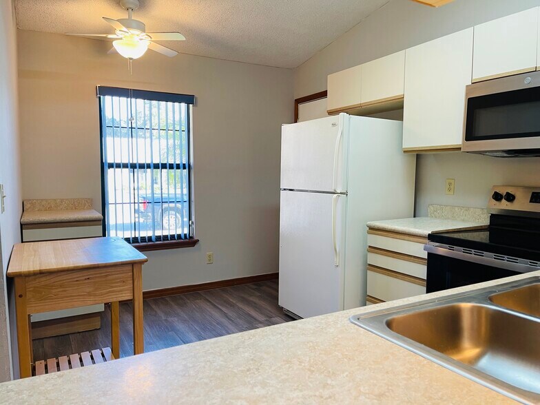 Building Photo - 1113 Oak Forest Cir
